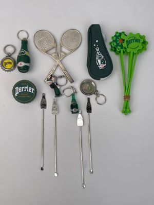 un grand nombre d'objets posés sur la table