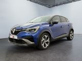 Le nouveau SUV Renault C-HR est garé dans un showroom.