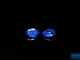 une paire de saphirs bleus sur fond noir