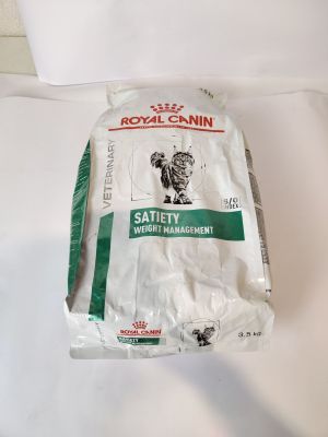 un sac de nourriture pour chat posé sur un lit
