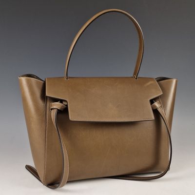 un sac à main en cuir marron muni d'une poignée et d'une bandoulière