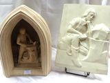 deux sculptures représentant une femme et un homme assis sur un banc