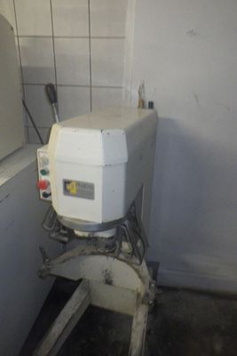 une machine blanche posée dans un coin d'une pièce
