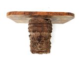 une image représentant une table en bois avec un plateau sculpté, sur fond blanc
