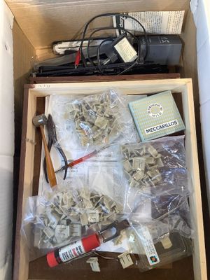 une boîte remplie d'objets assortis qui s'y trouvent