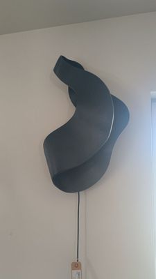une horloge accrochée au mur près d'une fenêtre