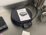 un comptoir avec une balance, un stylo et un téléphone portable