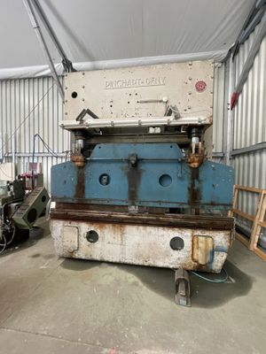 une grande machine installée dans un bâtiment