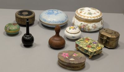 une table sur laquelle se trouvent de nombreux objets différents