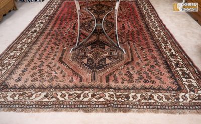 un tapis posé à même le sol, à côté d'une table et d'une chaise
