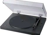 la platine est noire et est équipée d'un couvercle transparent