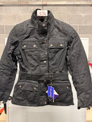 une veste noire accrochée à un porte-manteau dans une pièce