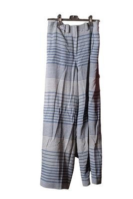 un pantalon rayé blanc et bleu suspendu à un cintre
