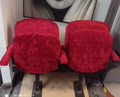 deux chaises rouges devant le portrait d'une femme