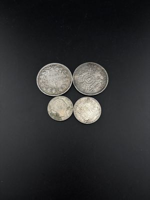 trois pièces d'argent empilées les unes sur les autres sur une surface noire