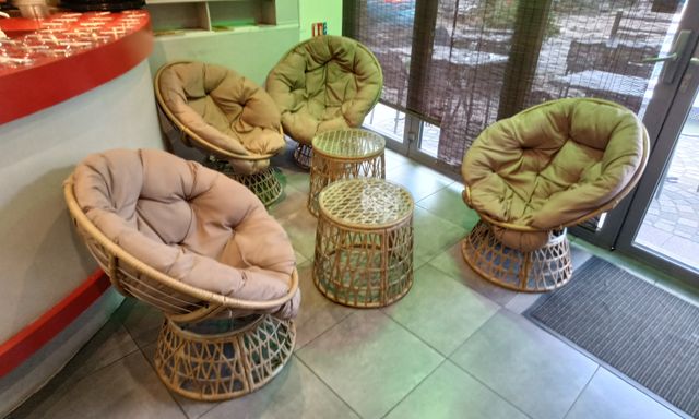Salon de 4 fauteuils en rotin et 2 tables basses, plateau verre