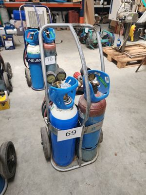 un chariot chargé de bouteilles de gaz dans un garage