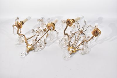 une paire d'appliques vintage en laiton et cristal sur fond blanc