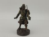 une image représentant une statue en bronze d'un homme tenant une épée