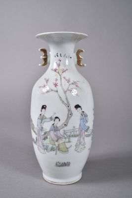 un vase blanc orné d'une peinture sur le côté