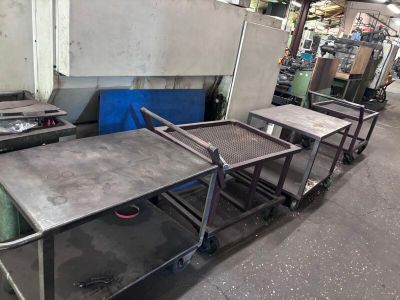 plusieurs tables disposées dans une pièce