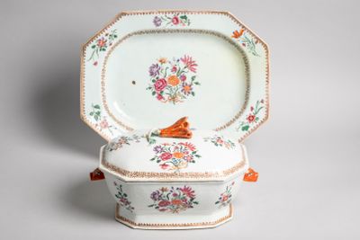 1. Terrine couverte et son plat de présentation en porcelain…