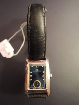 une photo d'une montre-bracelet avec un bracelet en cuir noir