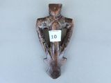 une photo d'une sculpture en bois représentant un homme sur laquelle figure le chiffre 10