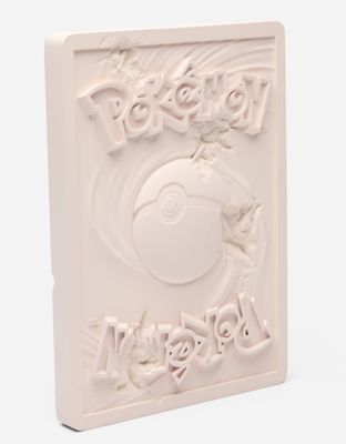 un gros plan sur un livre blanc orné du logo Pokémon