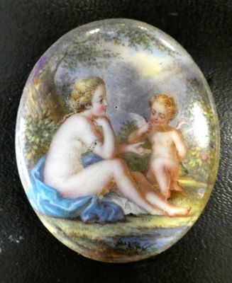 une photo d'une photo représentant une femme et un enfant sur une boule de verre