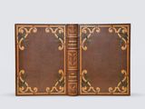 un vieux livre dont la couverture est ornée d'un motif décoratif