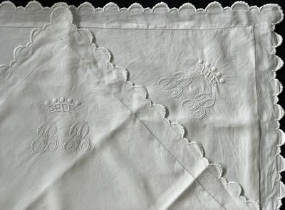 deux serviettes blanches ornées de motifs brodés