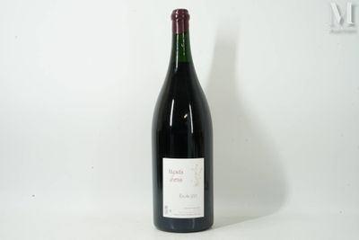 une bouteille de vin posée sur une table