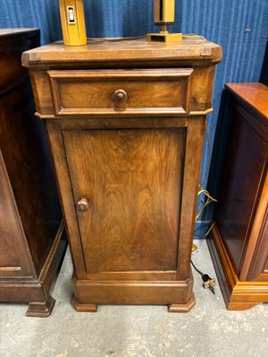 un petit meuble en bois surmonté d'un tiroir