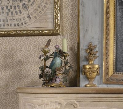 la photo d'une photo représentant une pièce avec une horloge accrochée au mur