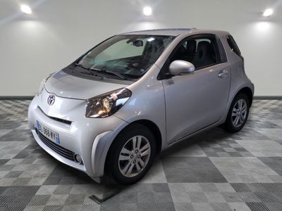 a picture of a small silver car on a checkered floor