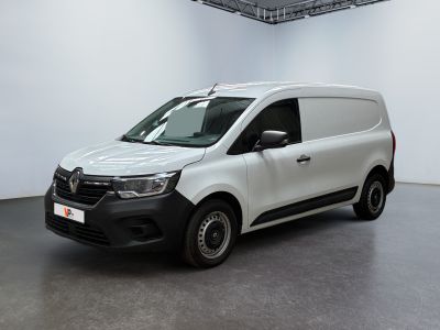 La camionnette blanche est garée dans une grande pièce blanche