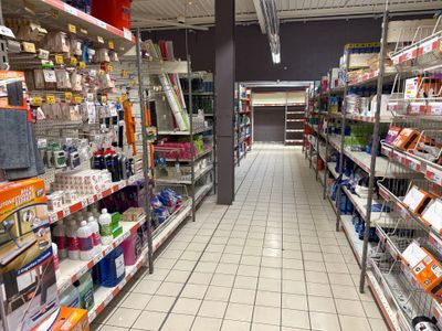 de nombreuses étagères dans le magasin qui contiennent différents articles