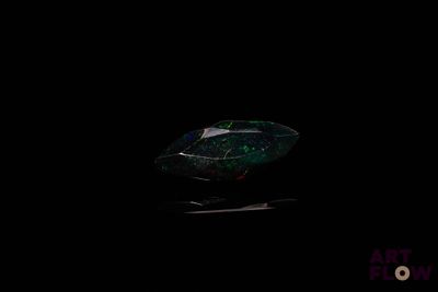 une image représentant un fond noir avec un anneau vert et blanc