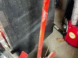 une photo d'une machine rouge et noire dans un garage