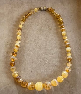 Collier en perles de verre imitant l'agate