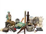 un tas d'objets divers posés sur une surface blanche