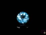 gros plan d'un diamant bleu sur une surface noire