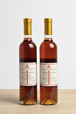 deux bouteilles de vin posées sur une table l'une à côté de l'autre