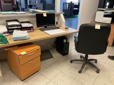 un bureau équipé d'un ordinateur et d'une imprimante