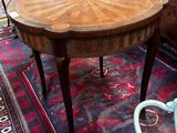 une table avec un plateau en bois posée sur un tapis dans une pièce