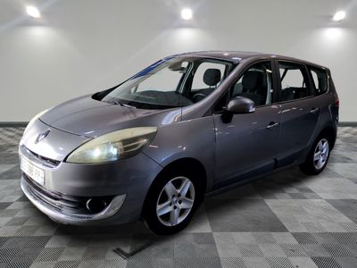 la photo d'une voiture argentée garée dans un garage