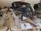 un grand nombre d'outils posés sur une table