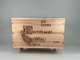 une boîte en bois portant un logo