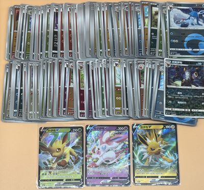 beaucoup de cartes pokemon sur la table